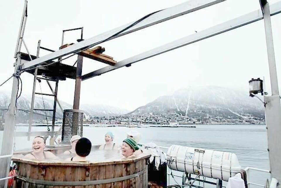 Tromsø har korte somrer og kjølige vintre, men lokker likevel turister året rundt med nordlys og midnattssol. Denne venninnegjengen varmer seg med saltvannsstampen på MS Vulkana.