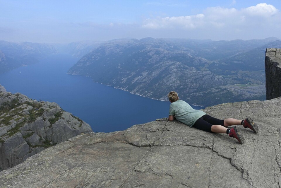 Preikestolen 20180715.Turgåer på kanten av Preikestolen. Over 250 000 mennesker tar hvert år turen opp til fjellplatået på nordsiden av Lysefjorden i Forsand kommune i Rogaland.Foto: Bo Johanson / NTB scanpix