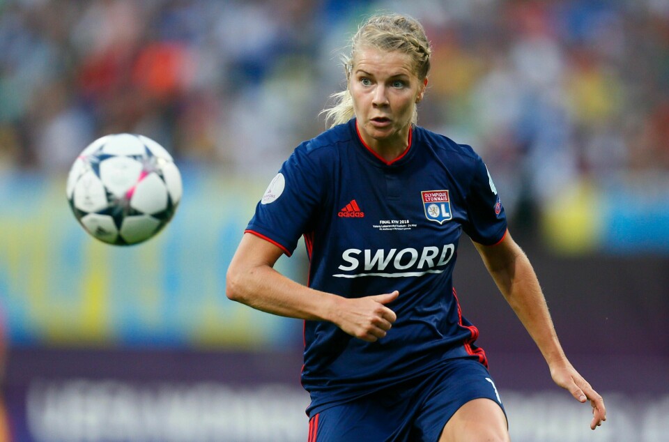 Ada Stolsmo Hegerberg trente denne uken med ball for første gang siden hun røk korsbåndet i høyrekneet. Foto: Jefrem Lukatskij / AP / NTB scanpix