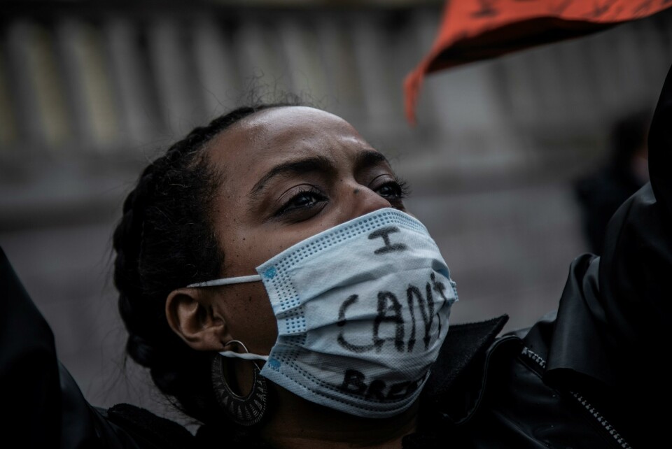En demonstrant roper slagord under demonstrasjonen utenfor Stortinget. På munnbindet står det «I can’t breathe», til minne om George Floyd. En demonstrant roper slagord under demonstrasjonen utenfor Stortinget. På munnbindet står det «I can’t breathe», til minne om George Floyd.