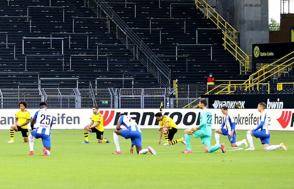 Begge lags spillere kneler i protest mot rasisme før avspark mellom Borussia Dortmund og Hertha Berlin lørdag.