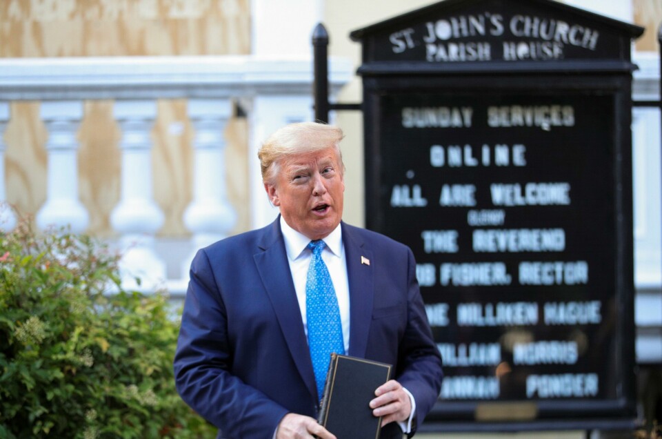 Donald Trump fikk det føderale politiet til å tåregasse demonstranter slik at han kunne posere med Bibelen - holdt bak fram og opp ned - foran en kirke mandag denne uka. U.S. President Donald Trump talks to reporters as he holds a Bible during a photo opportunity in front of St. John's Episcopal Church in the midst of ongoing protests over racial inequality in the wake of the death of George Floyd while in Minneapolis police custody, outside the White House in Washington, U.S., June 1, 2020. REUTERS/Tom Brenner