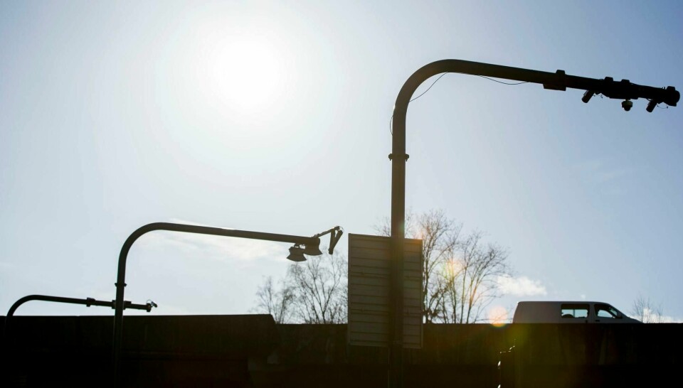 Med en bombrikke for elbil plassert i frontruten kan man passere norske bomstasjoner med diesel- og bensinbil, men likevel bare betale elbiltakst.