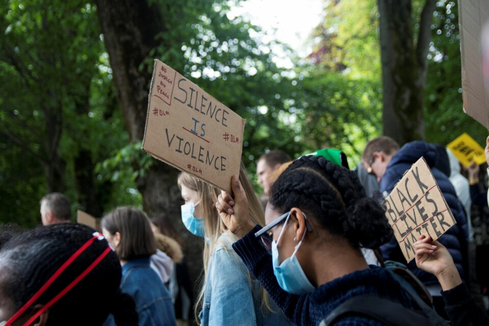 1400 demonstranter deltok på lørdagens antirasistiske markering i Byparken i Stavanger. Foto: Tone Helene Oskarsen