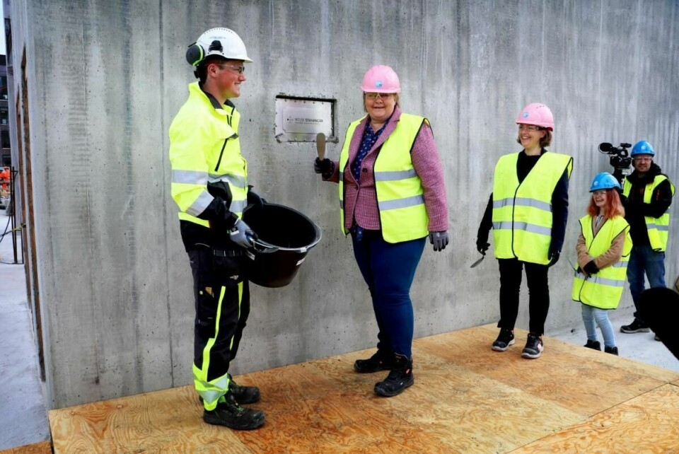 Statsminister Erna Solberg fikk hjelp av blant annet Sølve Andreas Wathne fra Vest Betong (t.v.), Marie Skontorp, overlege på SUS, og Anne Tyldum Bruvik, leder av ungdommens ekspertråd, da hun plasserte grunnsteinen inn i en nisje i betongsjakten på nye SUS.