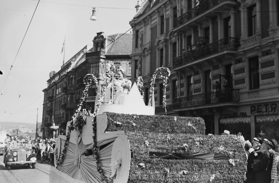 Osloprinsessens blomstervogn kjører opp Drammensveien under Oslodagen i 1938. Osloprinsessens blomstervogn kjører opp Drammensveien under Oslodagen i 1938.