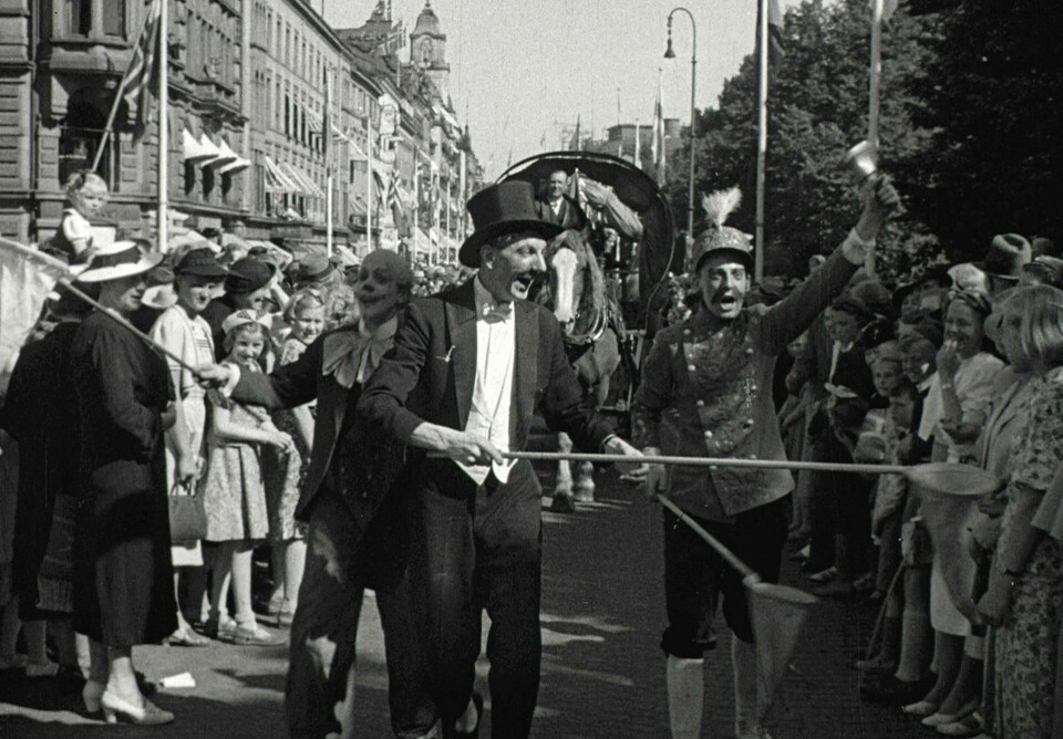 Oslodagen var en folkefest som hadde som mål å trekke turister til byen. Etter hvert ble dagen viktig for å feire en felles osloidentitet til tross for en klassedelt by. Foto: Verden Rundt, Oslo byarkiv Oslodagen var en folkefest som hadde som mål å trekke turister til byen. Etter hvert ble dagen viktig for å feire en felles osloidentitet til tross for en klassedelt by. Foto: Verden Rundt, Oslo byarkiv