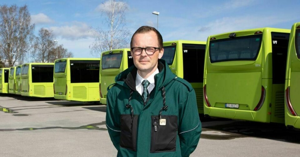 Ola Erik Steien Brattset må konstatere at Vy har parkeringsplassen fyllt opp av busser, og på pauserommet sitter sjåfører, mens innleide selskaper kjører buss for tog.
