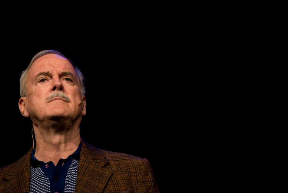 John Cleese i aksjon på scenen under generalprøven i Oslo Konserthus i 2019 før showet hans den gangen. Nå fjernes en av hans klassiske episoder fra «Hotell i særklasse».