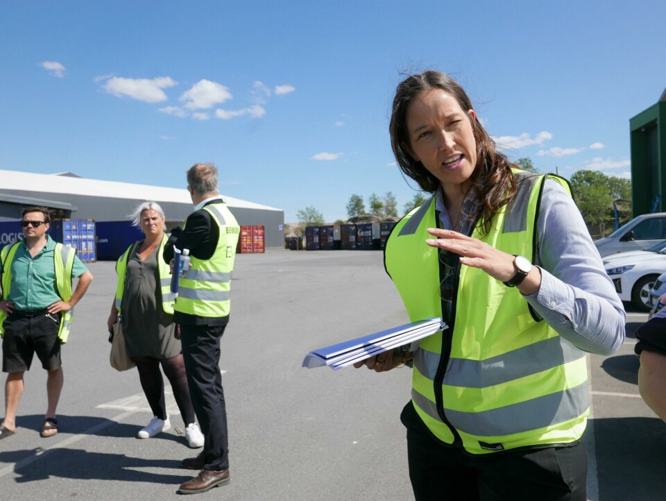 Daglig leder Camilla Brox i Norsk Senter for Sirkulær Økonomi er levende opptatt av gjenvinningen som foregår hos Batteriretur AS. Daglig leder Camilla Brox i Norsk Senter for Sirkulær Økonomi er levende opptatt av gjenvinningen som foregår hos Batteriretur AS.