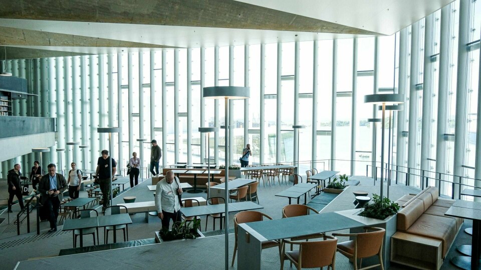 «Kringsjå» er en boligstrøk nær Sognsvann i Oslo, men også navnet på den lyseste, luftigste «overheng»-delen av nye Deichman i Bjørvika. Her er utsikt mot fjorden, Operaen, Havnelagrene og Dronning Eufemias gate i sør, og nydeleg lys uansett tid på døgnet eller året. Foto: Mode Steinkjer