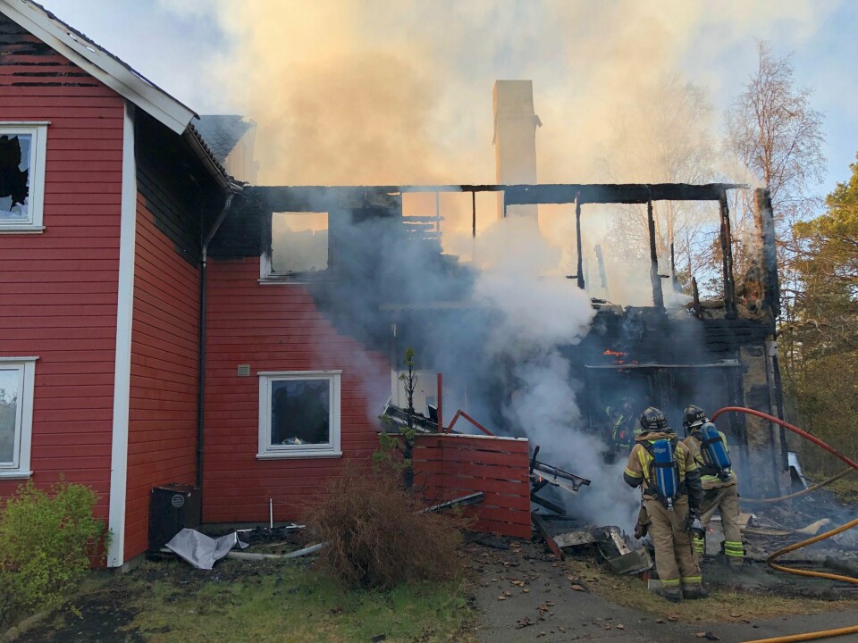Dette bofellesskapet på Hvaler ble totalskadd i brann i april 2019. Nå er en kvinnelig beboer dømt for å ha startet brannen ved å tenne på fyrstikker.