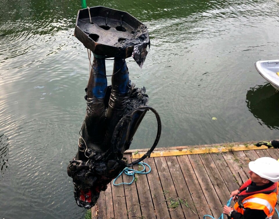 Statuen av slavehandleren Edward Colston heises opp fra havnebassenget i Bristol In this photograph made available by Bristol City Council, the statue of Edward Colston is recovered from the harbour in Bristol, Thursday June 11, 2020, after it was toppled by anti-racism protesters on Sunday. The council says it has been taken to a secure location and will end up in a museum. Colston built a fortune transporting enslaved Africans across the Atlantic, and left most of his money to charity. (Bristol City Council via AP)