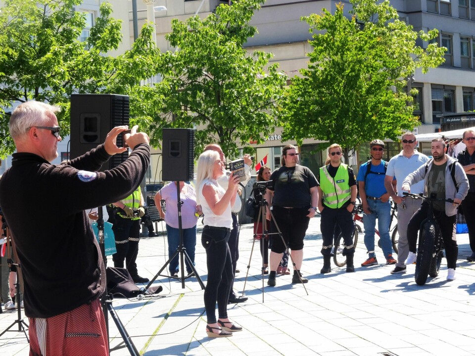 Under en SIAN-demonstrasjon i Drammen i fjor hisset Anna Bråten opp stemningen ved å peke ut enkeltpersoner i publikum og kaste koranen i bakken foran folkemengden. På søndag tente noen på koranen på Strømsø, og løp fra stedet. FOTO: KATRINE STRØM