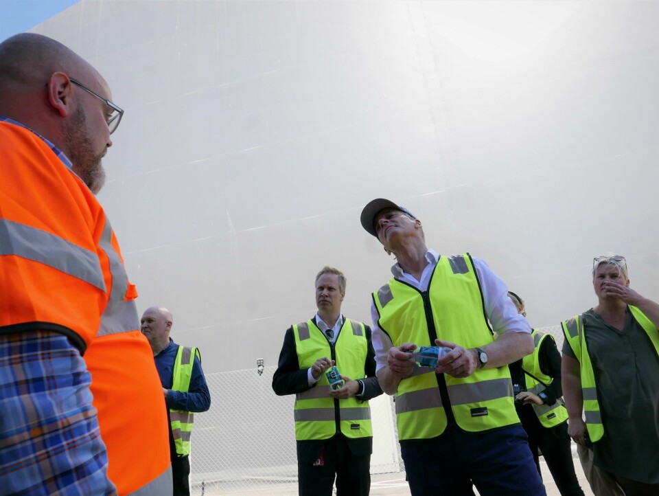 Ap-leder Jonas Gahr Støre på Fredrikstad-besøk får en innføring i sirkulær økonomi av daglig leder Fredrik Andresen ved Batteriretur AS på Øra. Til venstre for Støre, ordfører Jon-Ivar Nygård og til høyre, partifelle Hege Dubec. Ap-leder Jonas Gahr Støre på Fredrikstad-besøk får en innføring i sirkulær økonomi av daglig leder Fredrik Andresen ved Batteriretur AS på Øra. Til venstre for Støre, ordfører Jon-Ivar Nygård og til høyre, partifelle Hege Dubec.