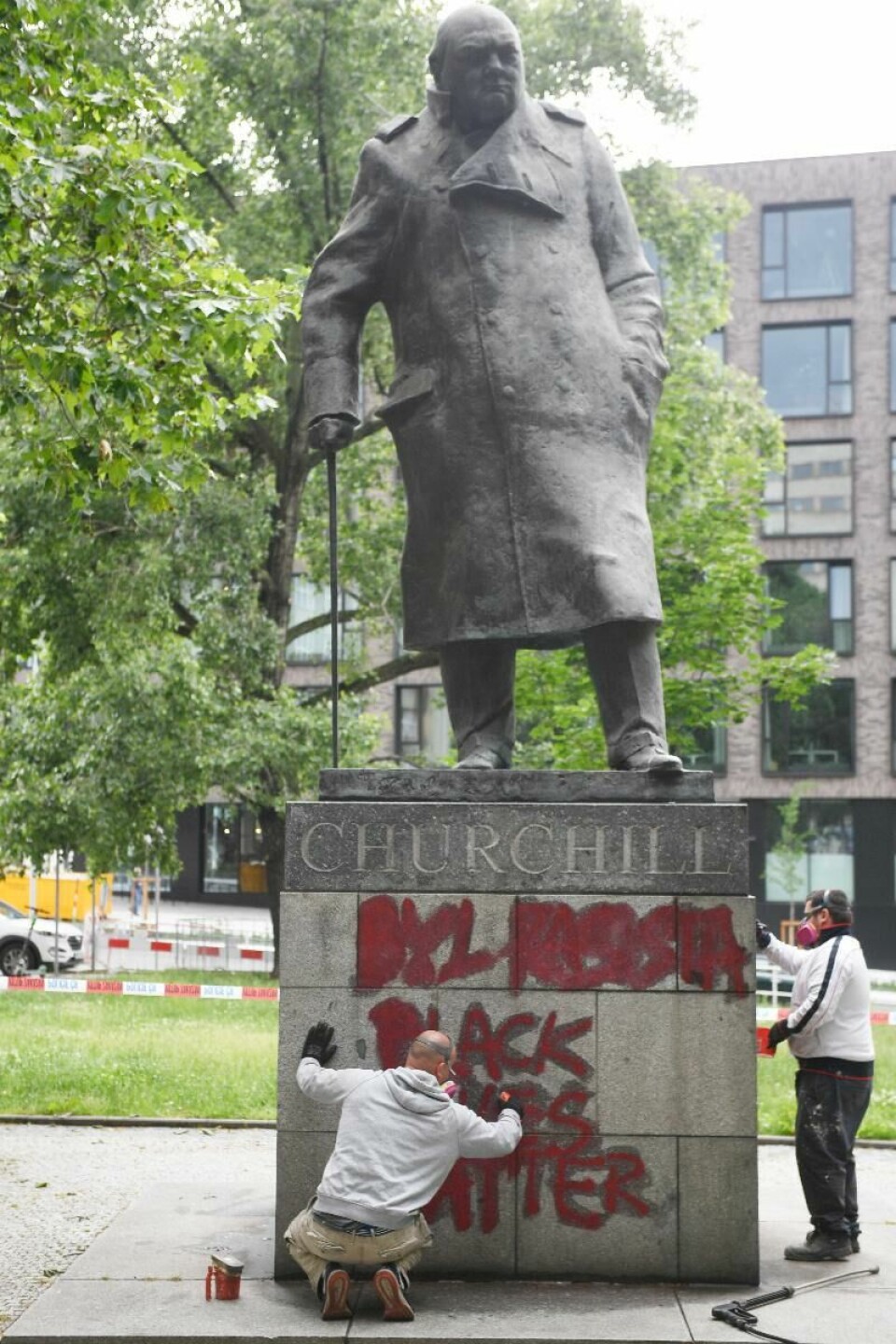 «Black lives matter»-grafitti på statue av Winston Churchill i Praha «Black lives matter»-grafitti på statue av Winston Churchill i Praha