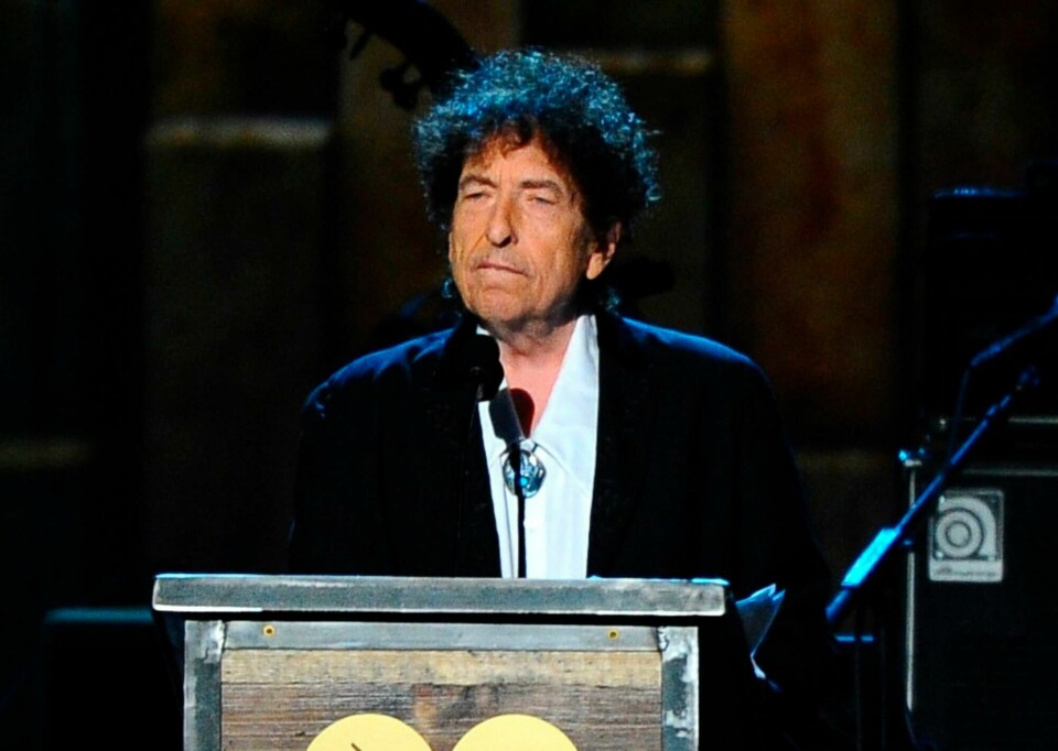 Bob Dylan, her i 2015 FILE - In this Feb. 6, 2015 file photo, Bob Dylan accepts the 2015 MusiCares Person of the Year award at the 2015 MusiCares Person of the Year show in Los Angeles. Dylans Tarantula, a stream-of-consciousness work first released in 1971, is finally coming out in audio. Simon & Schuster announced Tuesday, Oct. 15, 2019, that Will Patton is the narrator, reciting such lines as raggedy ann daughter of brazos and teeth in the necklace. Dylan first wrote Tarantula in the mid-1960s, at the height of his career. But his 1966 motorcycle accident delayed publication and made the book a kind of underground legend, with unauthorized versions turning up. (Photo by Vince Bucci/Invision/AP, File)