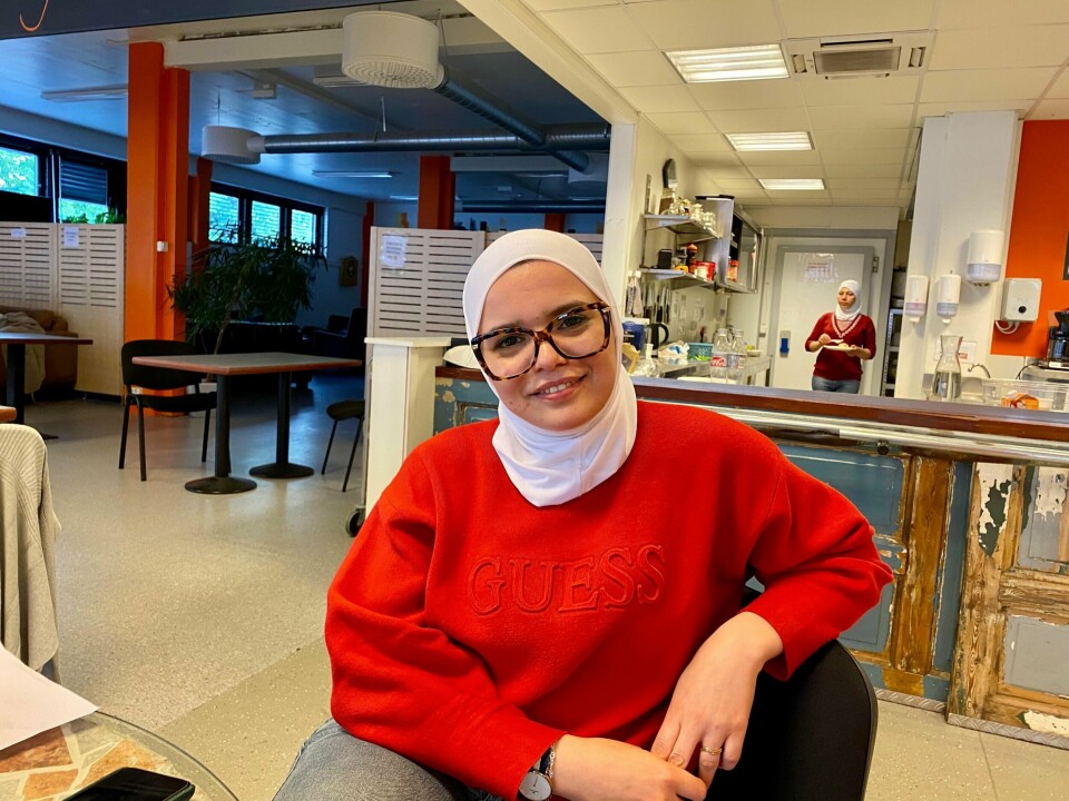 Hothaeil Alhefel er prosjektkoordinator for Kvinner i sentrum. Hun startet det hele i 2017 og har utviklet integreringsprosjektet til å bli det hun beskriver som et trygt nettverk for deltakerne. Foto: Helle Svanevik