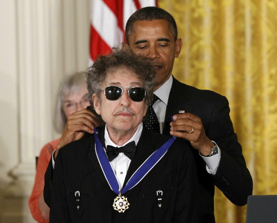 Bob Dylan tildeles den amerikanske frihetsmedaljen av president Barack Obama, 2012 FILE - In this May 29, 2012, file photo, President Barack Obama presents rock legend Bob Dylan with a Medal of Freedom during a ceremony at the White House in Washington. Dylan won the 2016 Nobel Prize in literature, announced Thursday, Oct. 13, 2016. (AP Photo/Charles Dharapak, File)
