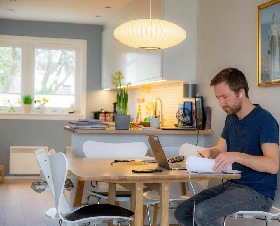 Selv om mange har satt pris på en annerledes hverdag i krisetid, har mange sittet med en laptop i fanget eller ved et kjøkkenbord med feil høyde. Foto: Thomas Brun/NTB scanpix