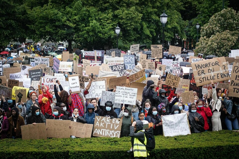 Så mange som 15.000 demonstranter skal ha vært i området rundt Stortinget 5. juni. Likevel ser det ut til at det nesten ikke har ført til smitte.