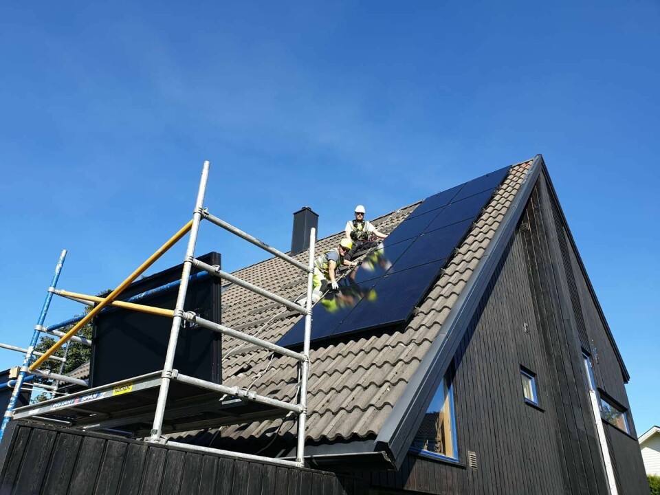 Fortsatt monteres det solceller noen steder, selv om bransjen sliter tungt om dagen. Her er Tobias Kindem og Arzej Sarnecki, som jobber for Solteknikk, i full gang på et tak i Sarpsborg.