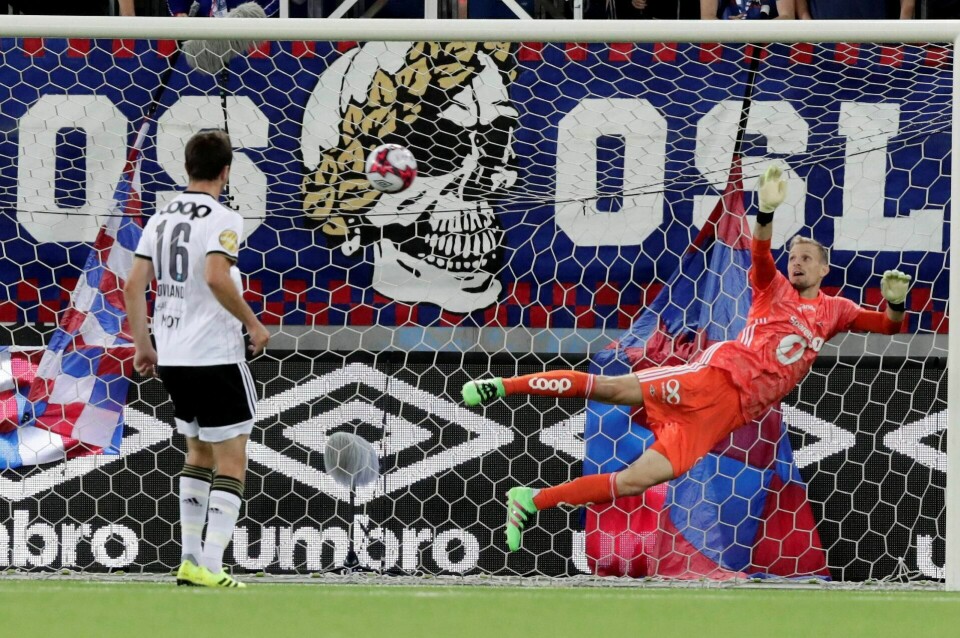 Vålerengas 1–1 kamp mot Rosenborg var en av de beste i Eliteserien i fjor. Her dundrer Christian Borchgrevink inn VIFs utligning bak André Hansen.