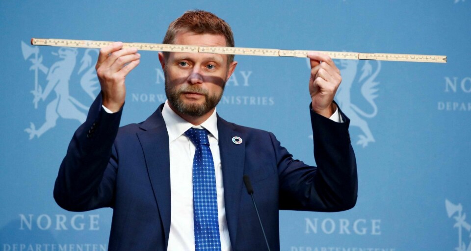 Har de ukentlige pressekonferansene foran et samlet presse- Norge, der vi gradvis skjenkes nye friheter tilbake, blitt viktigere enn å åpne samfunnet igjen på en måte som folk synes er logisk, spør Sylvi Listhaug. Helseminister Bent Høie viser hvor lang en meter er. Foto: Terje Pedersen/NTB scanpix