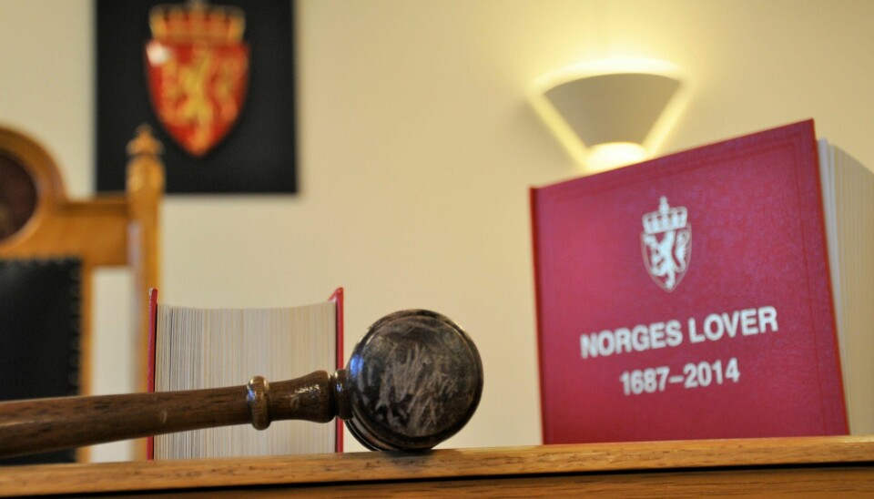 En mann i 20-årene ble i juni frifunnet i Fredrikstad tingrett for anklagen om grovt underslag av kostbare varer fra gullsmedforretningen han jobbet i. Aktor droppet saken underveis i retten.