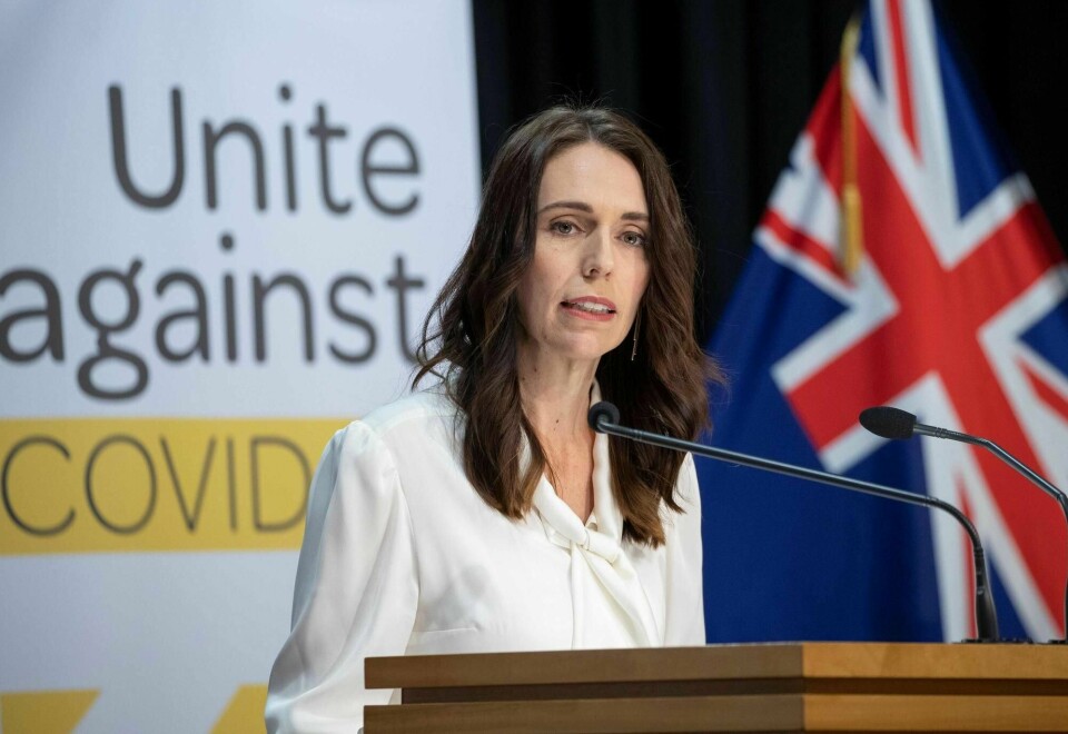 Statsminister Jacinda Ardern reagerer sterkt på systemsvikt etter at to personer fikk bryte karantenen selv om de ikke var testet ved ankomst til New Zealand.