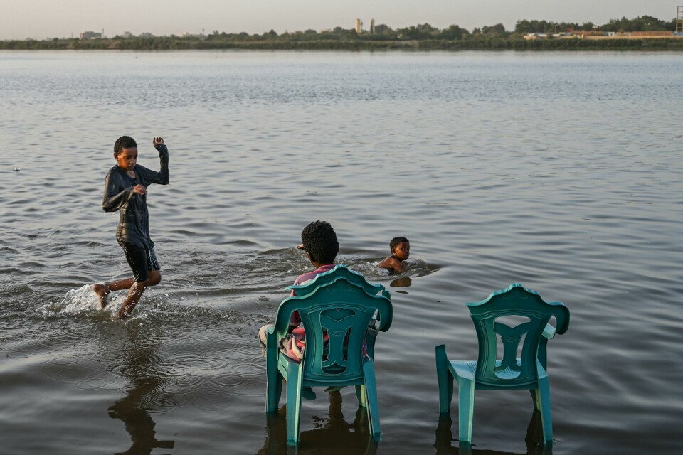 Sudanske gutter bader i det grunne vannet i Nilen hvor den blå og den hvite Nilen møtes i Khartoum. Foto: Ozan Kose / NTB scanpix (FILES) In this file photo taken on May 1, 2019, Sudanese boys bath in the shallow waters of the Nile River at Tuti island where the Blue Nile and the White Nile meet to become the Nile river, in Khartoum. - The Nile, Egypt's lifeline since Pharaonic days, faces massive strain from pollution, over-use and climate change -- and now the threat of a colossal dam being built far upstream in Ethiopia. When its London-sized reservoir starts to fill this summer, Egypt fears the mega-project will spell an existential threat to its teeming population of 100 million, 90 percent of whom live along the mighty waterway. (Photo by OZAN KOSE / AFP)