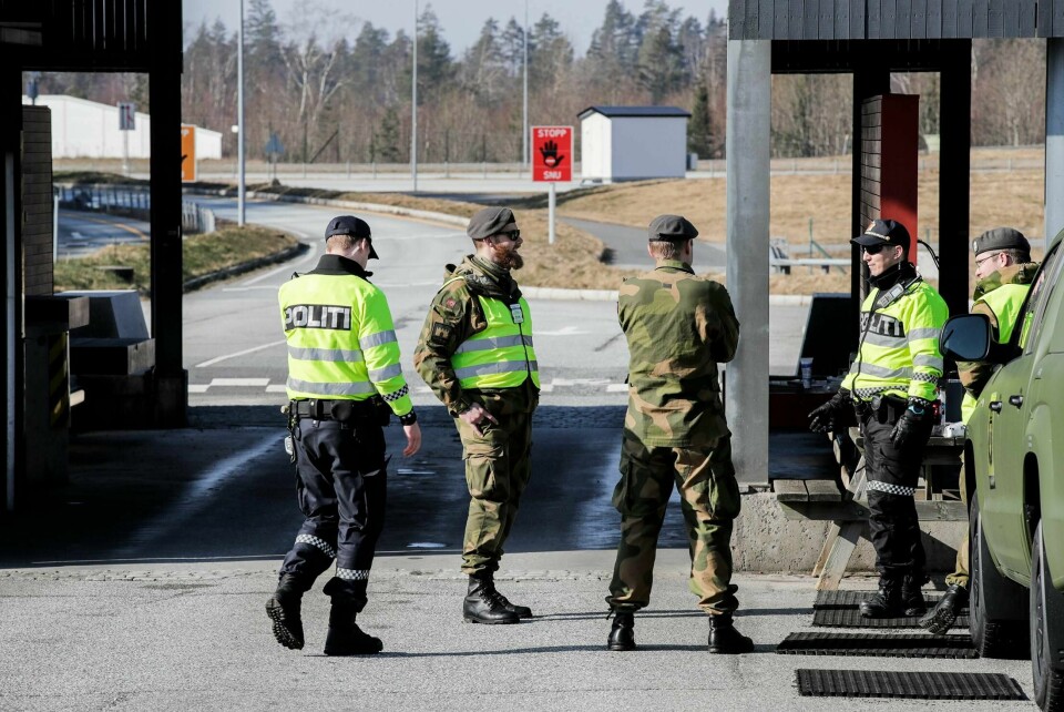 Politi og militært personell passer på ved grensen mellom Norge og Sverige ved Svinesund. Foto: Vidar Ruud / NTB scanpix