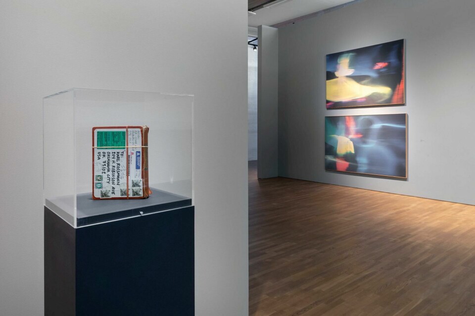 Per-Oskar Leus (f. 1980) verk «Americka (If It Wasn’t For You, We’d All Speak German)» fra 2007 (i glassmonteren) er laget av en førsteutgave av Franz Kafkas «Amerika», adressert til en romanfigur og sendt fra Norge til USA, som sendte den i retur. Per-Oskar Leus (f. 1980) verk «Americka (If It Wasn’t For You, We’d All Speak German)» fra 2007 (i glassmonteren) er laget av en førsteutgave av Franz Kafkas «Amerika», adressert til en romanfigur og sendt fra Norge til USA, som sendte den i retur.