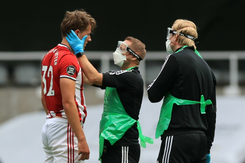 Sander Berge behandles for en smell han fikk etter pause. Det fikk laget hans også.