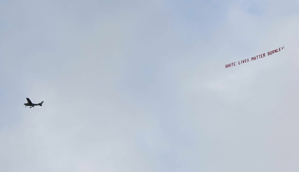 Dette flyet med dets budskap fikk mye oppmerksomhet mandag kveld over Etihad stadium i Manchester.