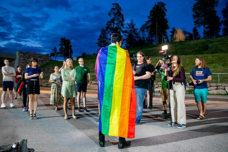 Kultur- og likestillingsminister Abid Raja markerte åpningen av Oslo pride 2020 med å kjøre zipline ned Holmenkollbakken med et regnbueflagg på ryggen. Kultur- og likestillingsminister Abid Raja markerte åpningen av Oslo pride 2020 med å kjøre zipline ned Holmenkollbakken med et regnbueflagg på ryggen.