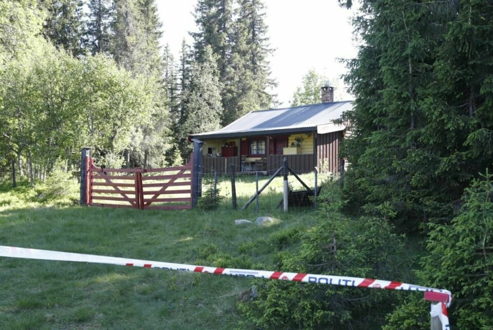 Politiet har tirsdag gjort undersøkelser ved Hagen-parets familiehytte i Drugavegen på Biri i Gjøvik kommune etter at de fikk ransakingstillatelse fra Nedre Romerike tingrett.
