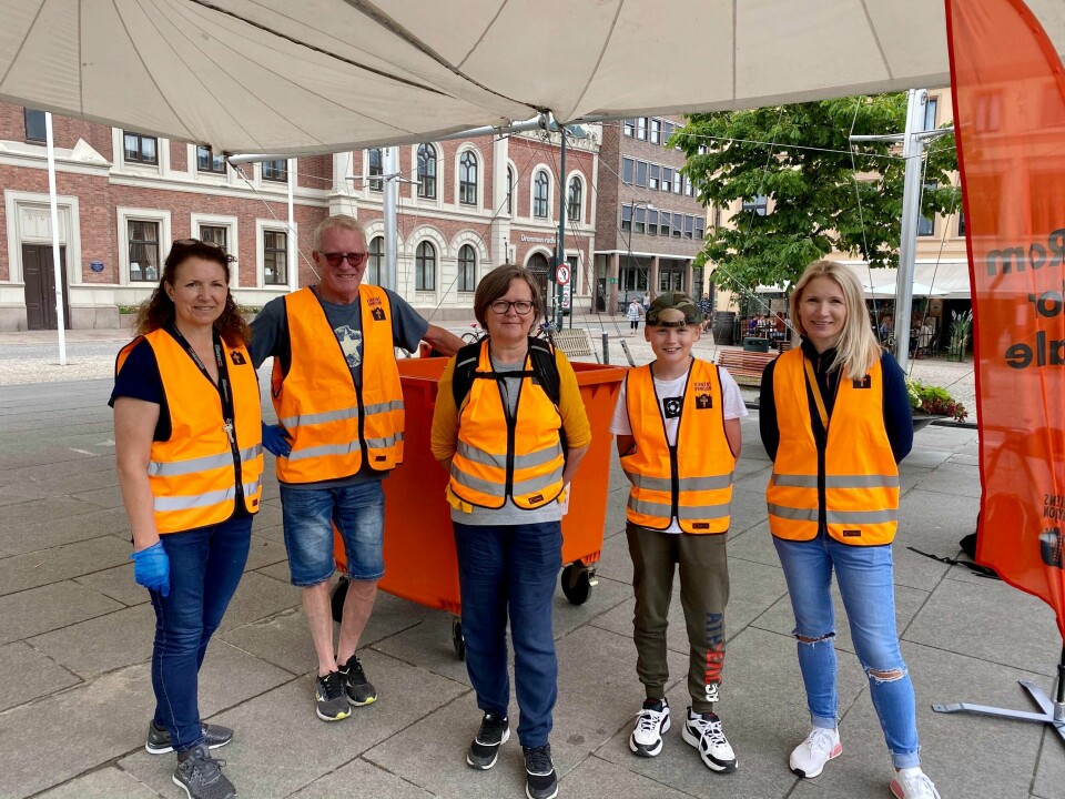 Her samler Kirkens Bymisjon Drammen inn skolesekker på Bragernes torg for sjette år på rad. Skolesekkene deles ut til familier tilknyttet tiltaket «Gi det videre» uken før skolestart.