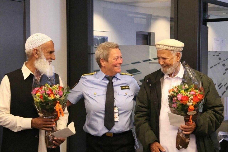 Muhammad Rafiq (t.v.) og Mohammad Iqbal (t.h) er tildelt Medaljen for edel dåd for sine handlinger da Al-Noor-moskeen i Bærum ble angrepet i august i fjor. Bildet ble tatt da de ble hedret av politiet og fikk blomster av Oslos politimester Beate Gangås