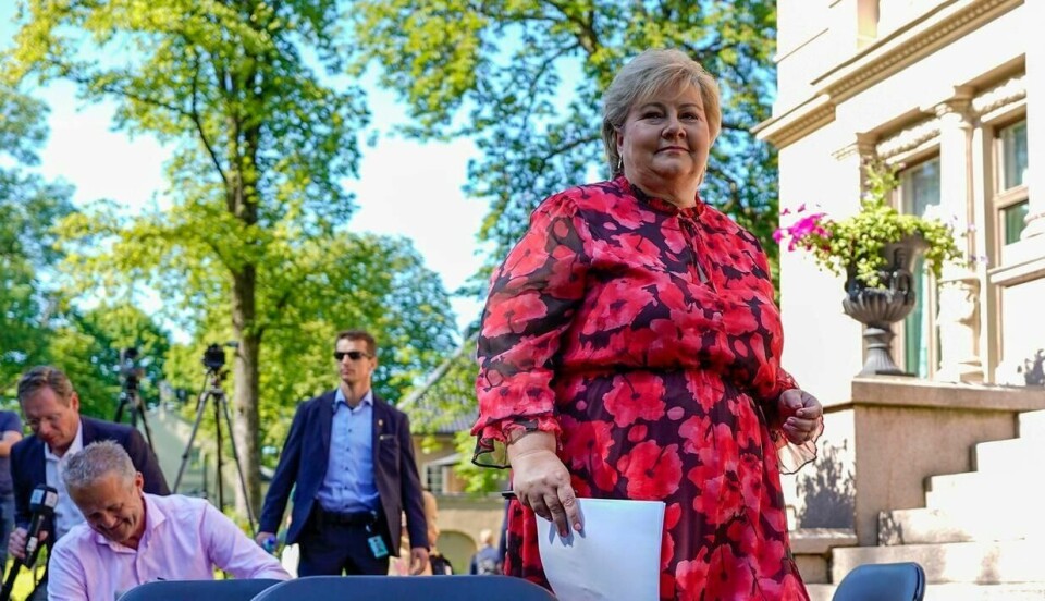 Statsminister Erna Solberg (H) ankommer sin halvårlige pressekonferanse i regjeringens representasjonsanlegg i Parkveien i Oslo fredag.