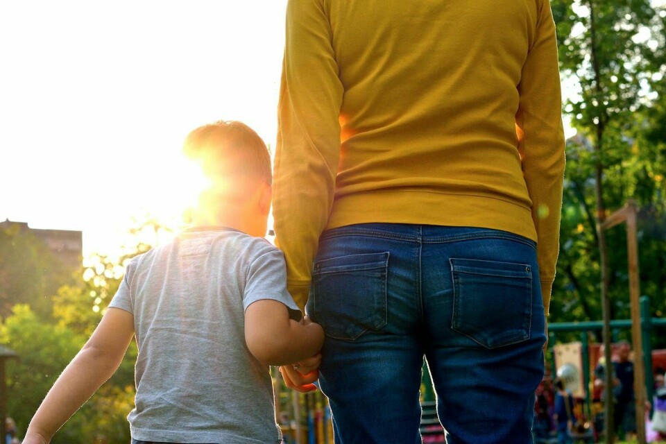 Angsten for å bli fratatt barnet skremmer en del foreldre vekk og muligheten for feilaktige avgjørelser er klart til stede, skriver kronikkforfatterne om dagens barnevern. Foto: iStock