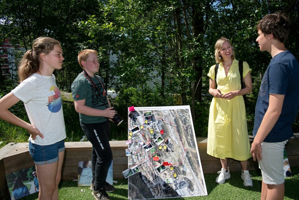 Clara Sophie Otterbein (13), Hans Fredrik Sirevåg Jensen (14) og Mikael Sofaie Manesh (14) forklarer plansjen hvor de har plassert alle de eksisterende fritidstilbudene, og ideene til nye på kartet over Mortensrud, til Byråd for oppvekst og kunnskap, Inga Marte Thorkildsen (SV). Foto: Mimsy Møller Mortensrudcamp. Sommerskole på Lofsrud ungdomsskole. Rektor ved Sommerskolen er Kirsten Riise. Byråd Inga Marte Thorkildsen.