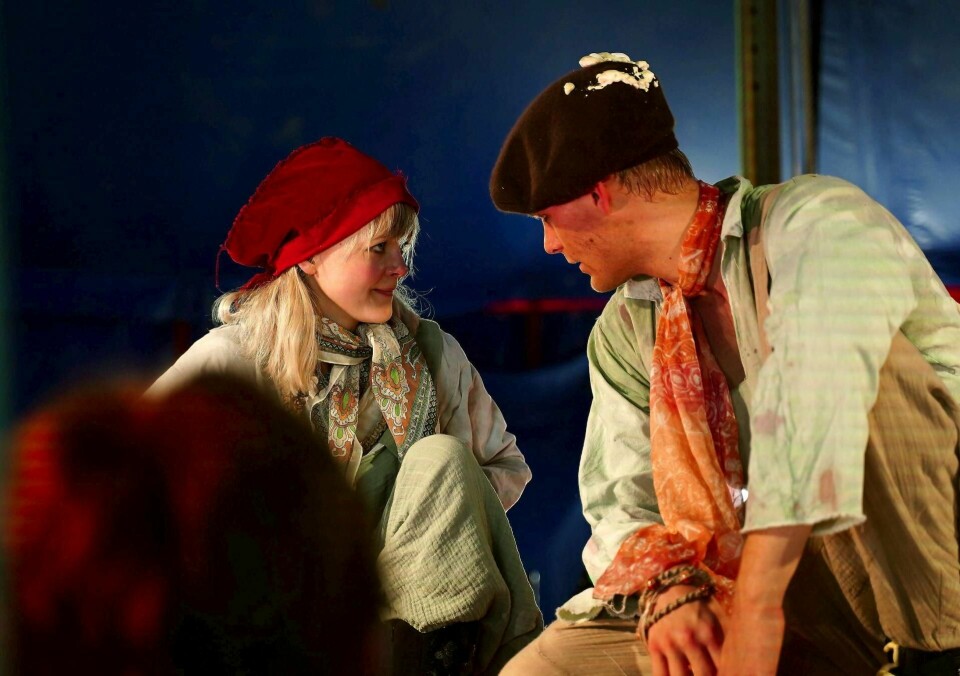 Monica Dybwad og Eirik Langås Jørgensen som piratene En og Tre i «Den lille havfruen… fortalt av en gjeng pirater». Foto: Arturo Tovar/Sommerteatret