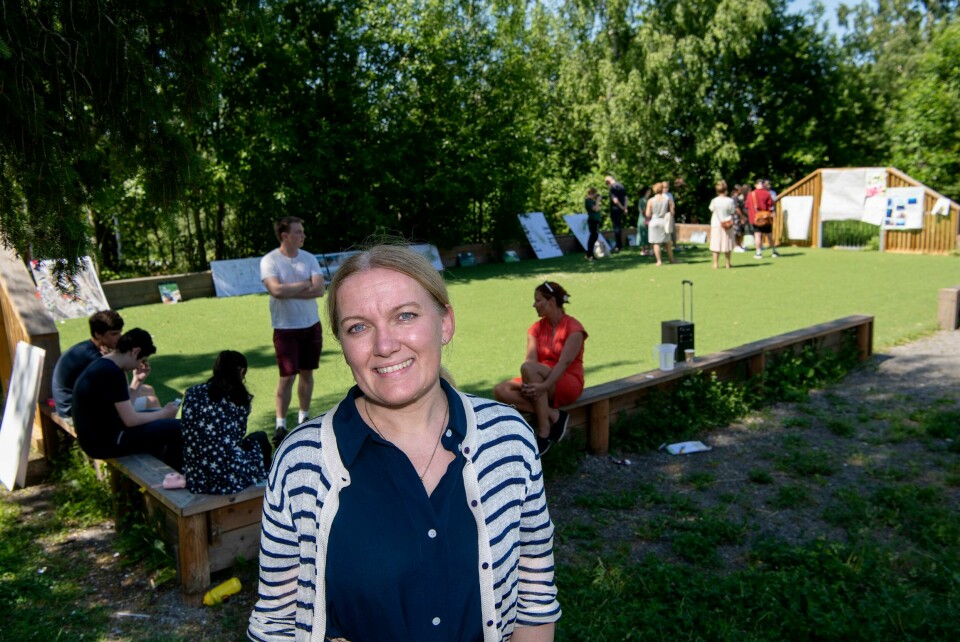 Rektor for Sommerskolen Oslo Kirsten Riise mener den tette dialogen sommerskolen har hatt med bydelene for å tilrettelegge kursene åpenbart er noe de kan ta med videre til senere arbeid. Foto: Mimsy Møller Mortensrudcamp. Sommerskole på Lofsrud ungdomsskole. Rektor ved Sommerskolen er Kirsten Riise. Byråd Inga Marte Thorkildsen.