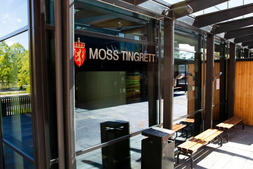Kvinnen ble dermed dømt til ubetinget fengsel i sju måneder. Moren må også betale en oppreisningserstatning på 125.000 kroner til sin egen sønn.