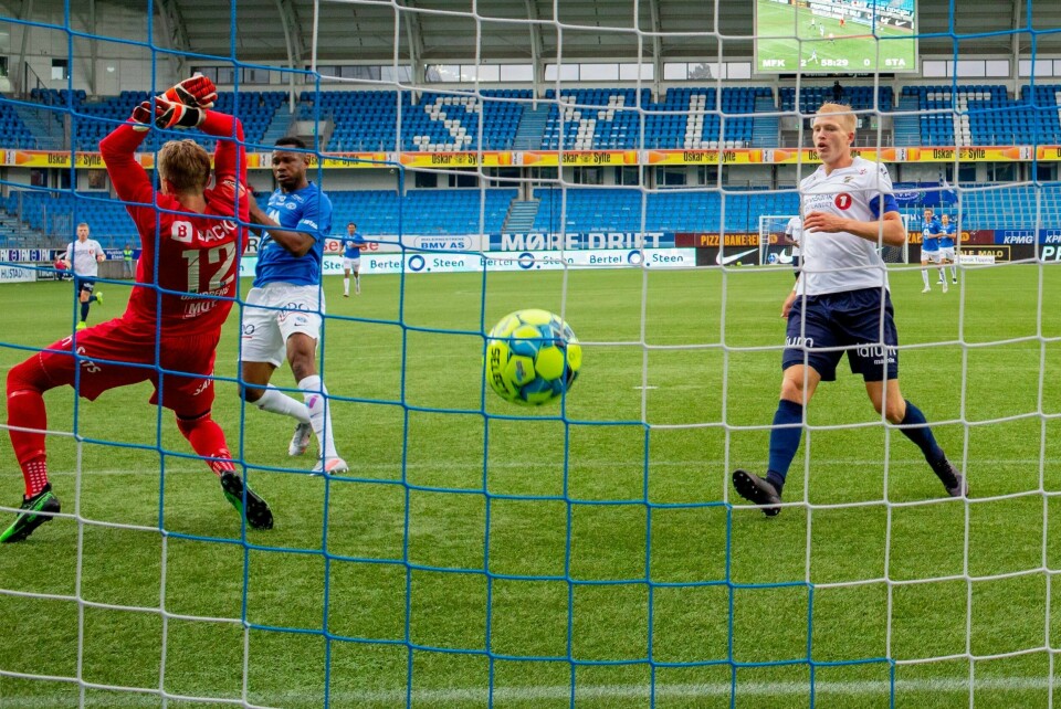 Moldes Leke James setter inn 3-0 forbi keeper Marcus Sandberg på Aker Stadion søndag. Andreas Hanche-Olsen til høyre.