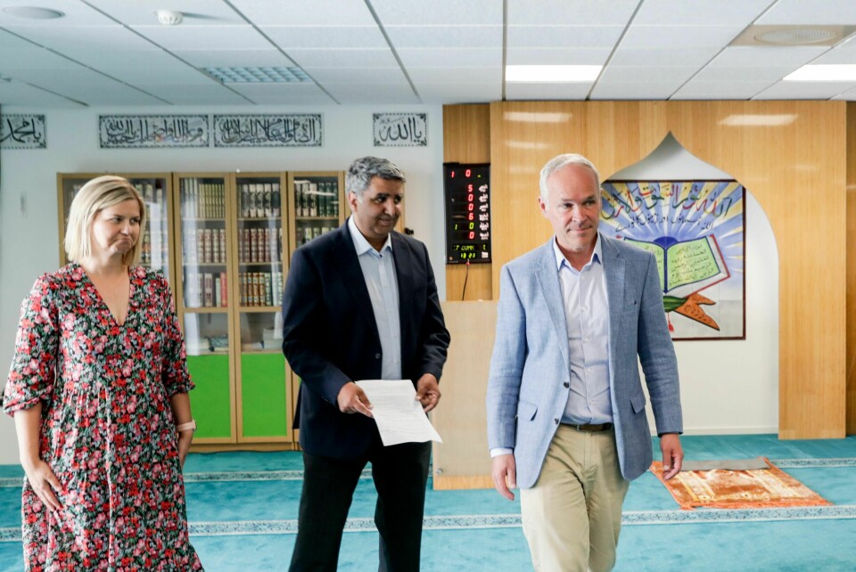 Kunnskaps- og integreringsminister Guri Melby og finansminister Jan Tore Sanner besøker Al-Noor-moskeen i Bærum. I midten Atta Mohammed, nestleder i moskeens styre.