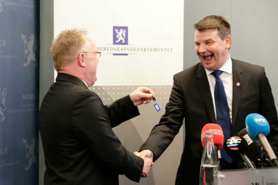 Tor Mikkel Wara fikk onsdag overrakt nøklene til Justisdepartementet fra fungerende justisminister Per Sandberg som tok over Sylvi Listhaug.