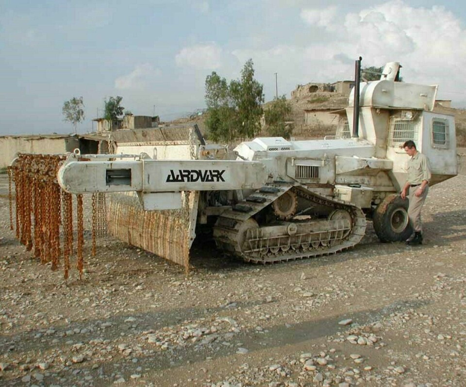 Med slike pansrede kjøretøy fjernet Norsk Folkehjelp miner i Iran i årene 2001 til 2008. Amerikanske myndigheter som mener mineryddingen bryter en avtale Folkehjelpa hadde inngått med dem.
