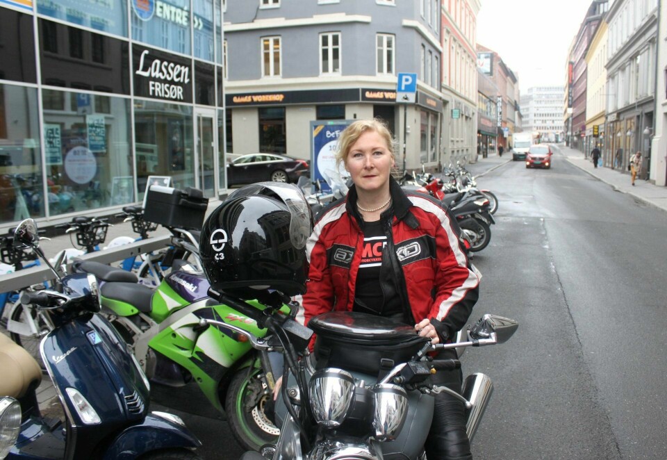 NY SESONG: MC-sesongen har så smått startet og fylkessekretær i NMCU Kari-Anne Søreng-Stensrud oppfordrer til å følge med i trafikken, enten du er på to eller fire hjul. MC-parkeringen i Møllergata hvor bildet er tatt, er nå nedlagt og er blitt erstattet med benker og planter.FOTO: TOM VESTRENG